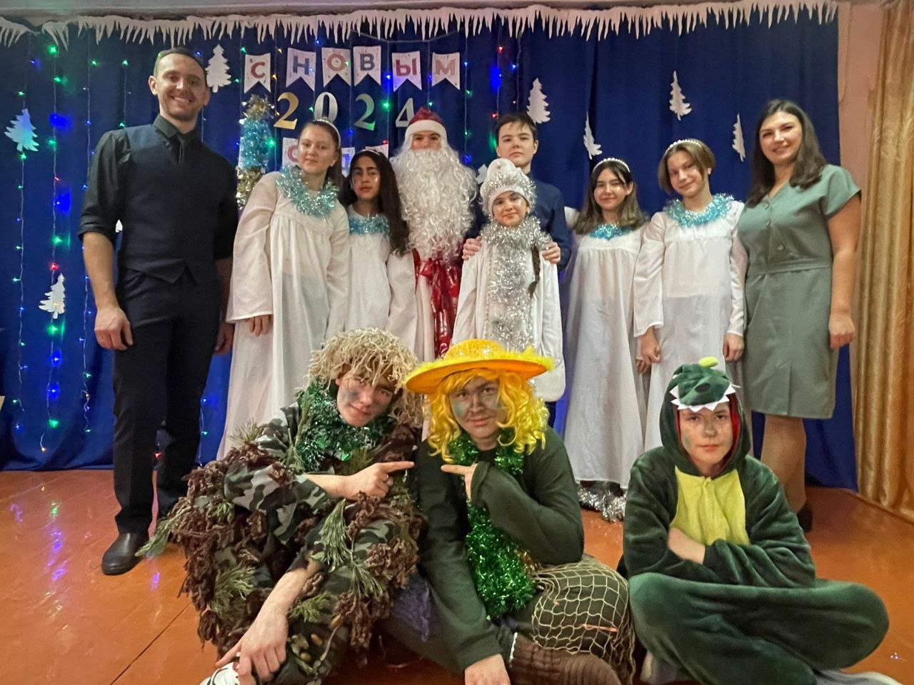 26 декабря, школьный театр «Современник», под руководством Андреева Ивана Сергеевича, организовал и провел Новогоднее представление для учащихся начальной школы.